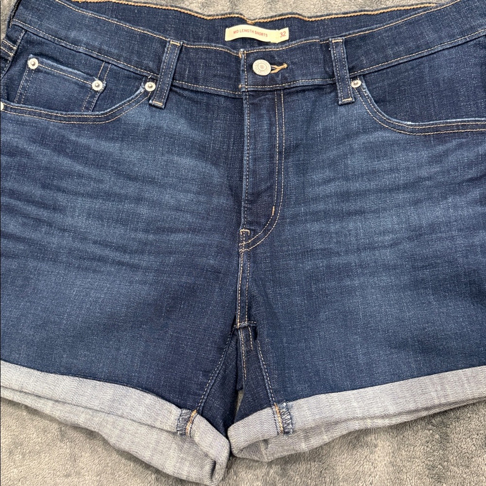 Levi’s Mid Length Shorts - Picture 2 of 5